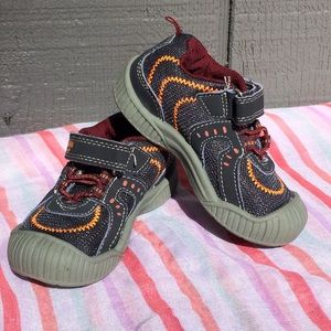 OshKosh Boys’ Onyx Shoes Size 7.